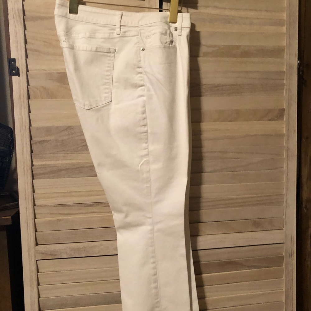 Loft Ann Taylor White Curvy Kick Crop